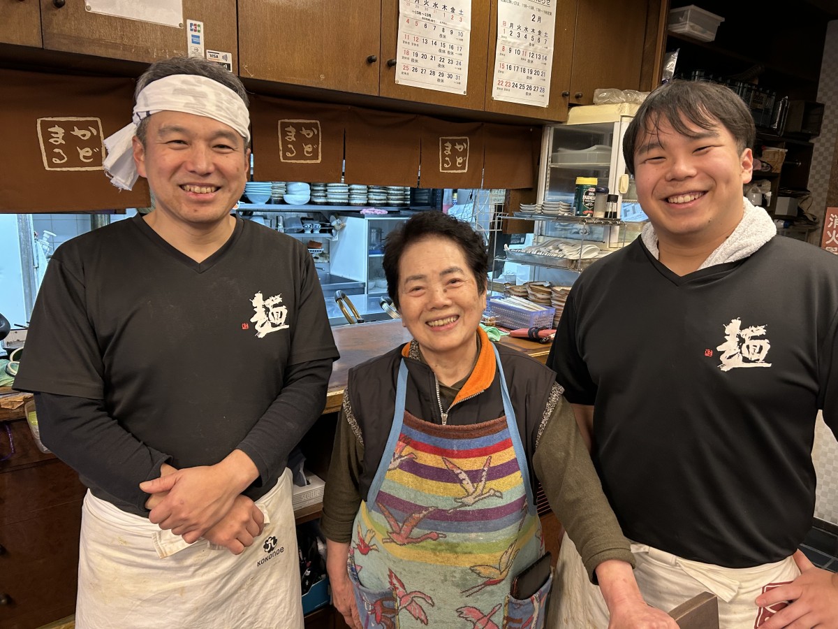 「みそ煮込みのかどまる」は大正15年創業の百年食堂。3代目の日比野宏紀さん、2代目女将の寿美子さん、4代目の宙さんと家族3世代で切り盛りする