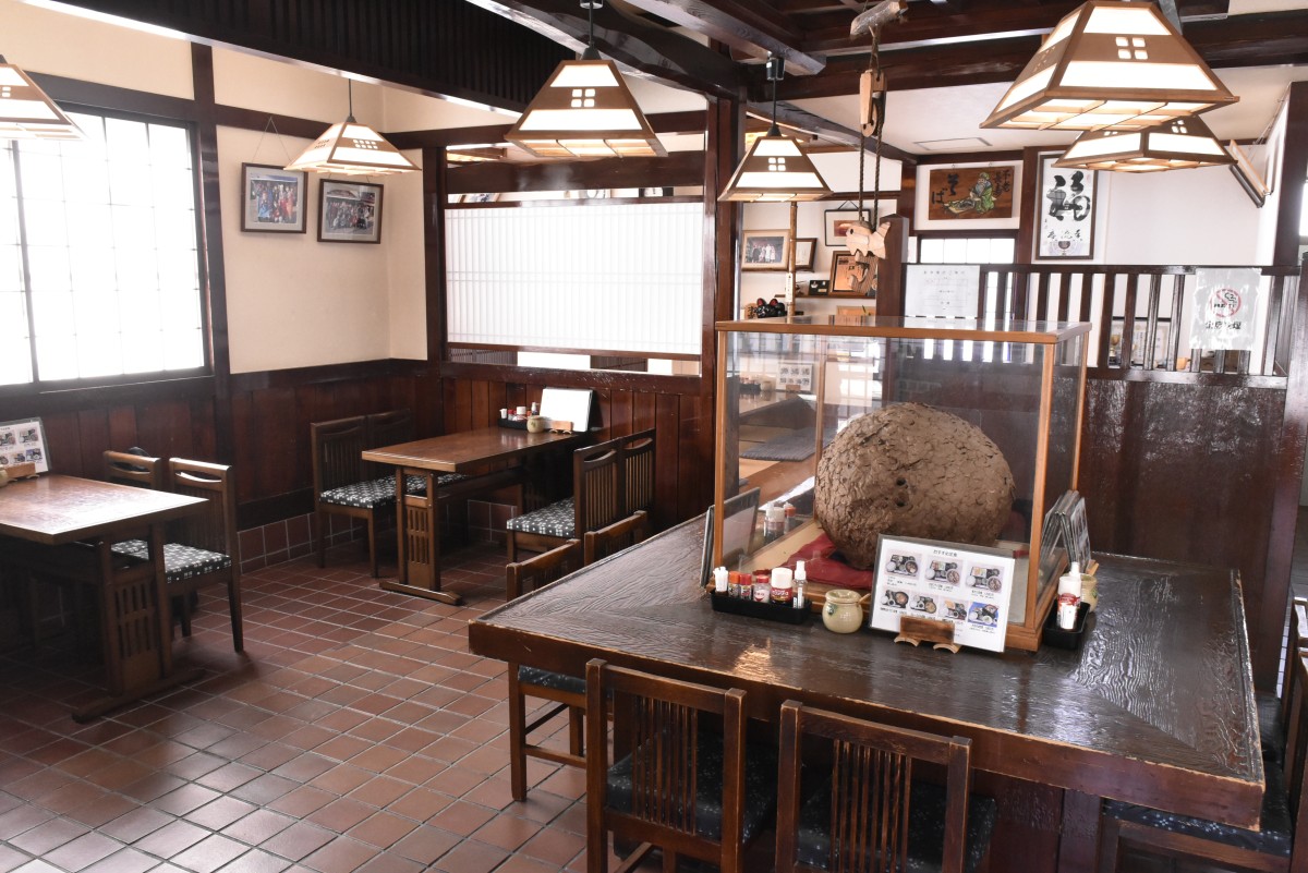 民芸調でまとめられたいかにもうどん屋らしい店内。小上がりもあるので家族連れでも使いやすい