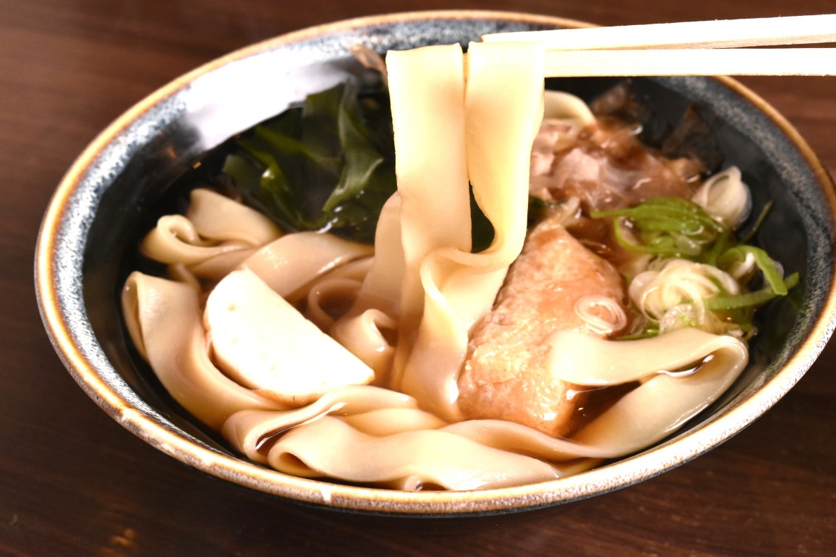 通年提供しているスタンダードなきしめん。わかめのトッピングはちょっと珍しい。冬場はない日もあるので注意