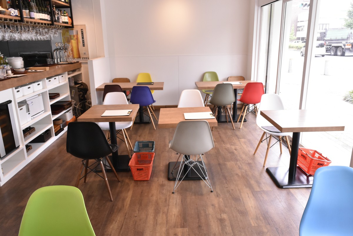 ガラス張りでカラフルなイスが並ぶカフェのような店舗デザイン。うどん店らしからぬ雰囲気だがこれには明確な理由が