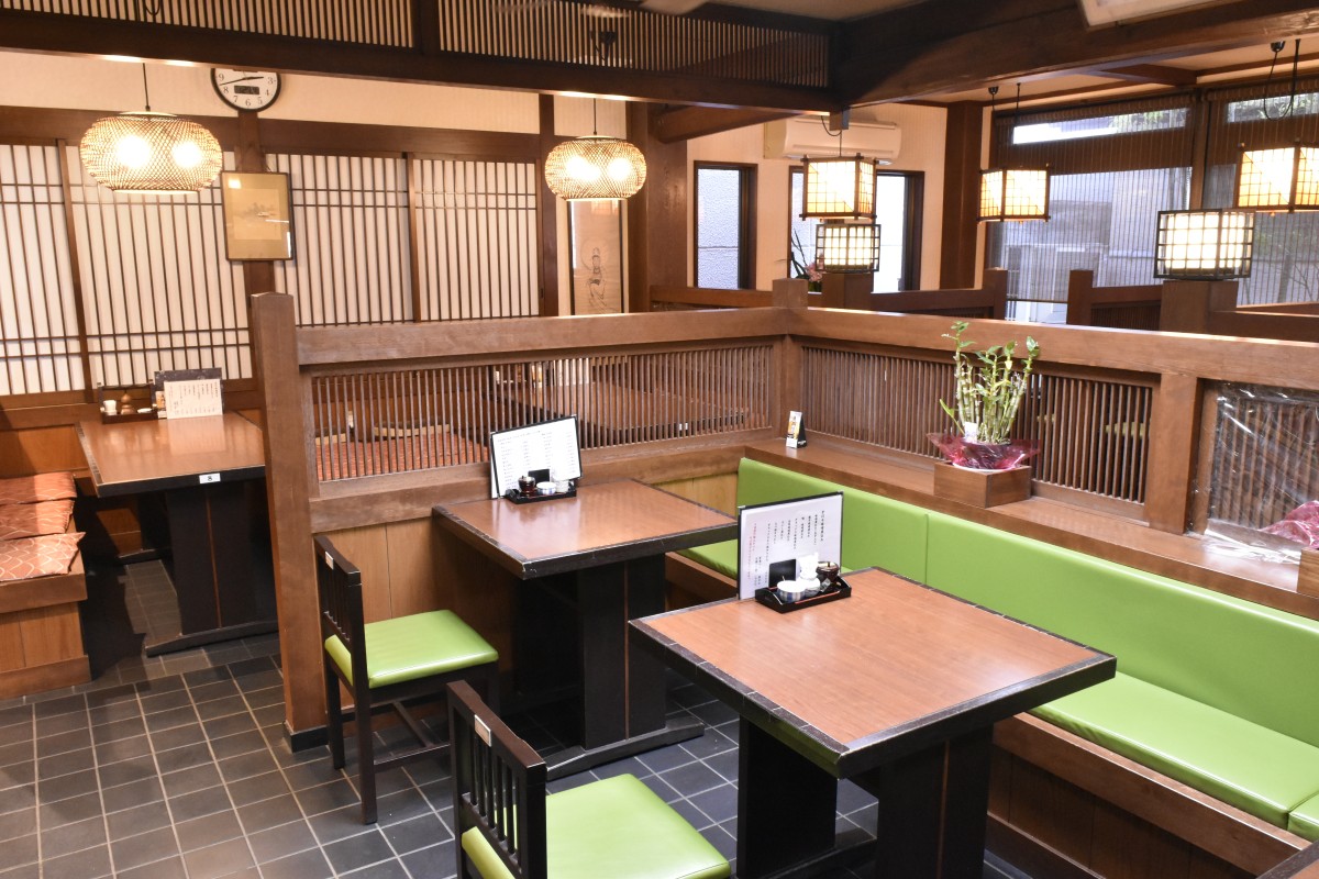 店内は落ち着いた雰囲気で全54席。名古屋城の外堀通りで創業し、昭和39年に現在の場所に移転