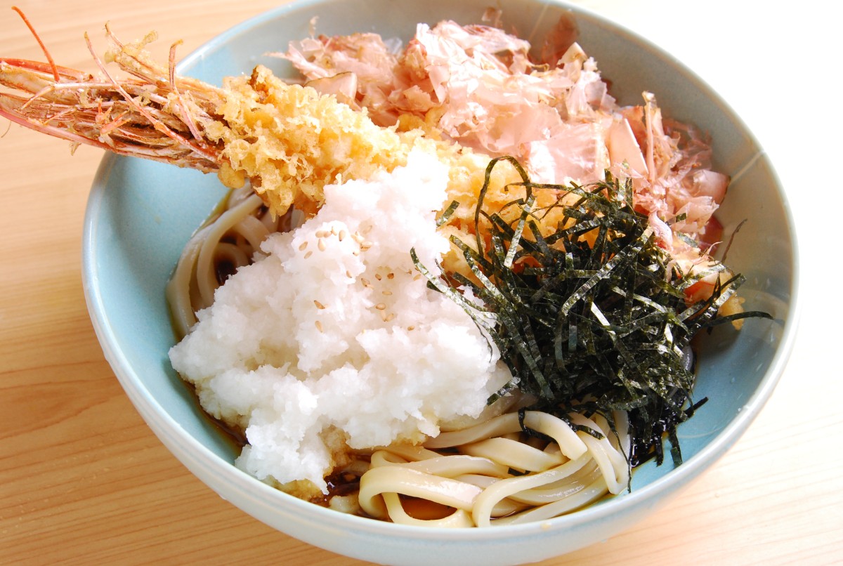 えびおろし1600円も名物。「えびすや本店」ののれん分け店が昭和50年代に考案し、本店が採用すると深夜のお客に大ウケ。その後、市内の多くの店が採用するご当地メニューに。写真はうどんだが、きしめんにすることもできる