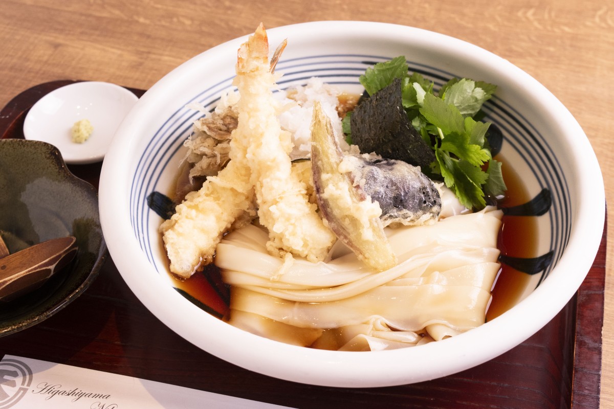 海老おろしきしめんは2000円。冷たいきしめんに大海老天2尾、野菜点、鬼おろし、のりがトッピングされている