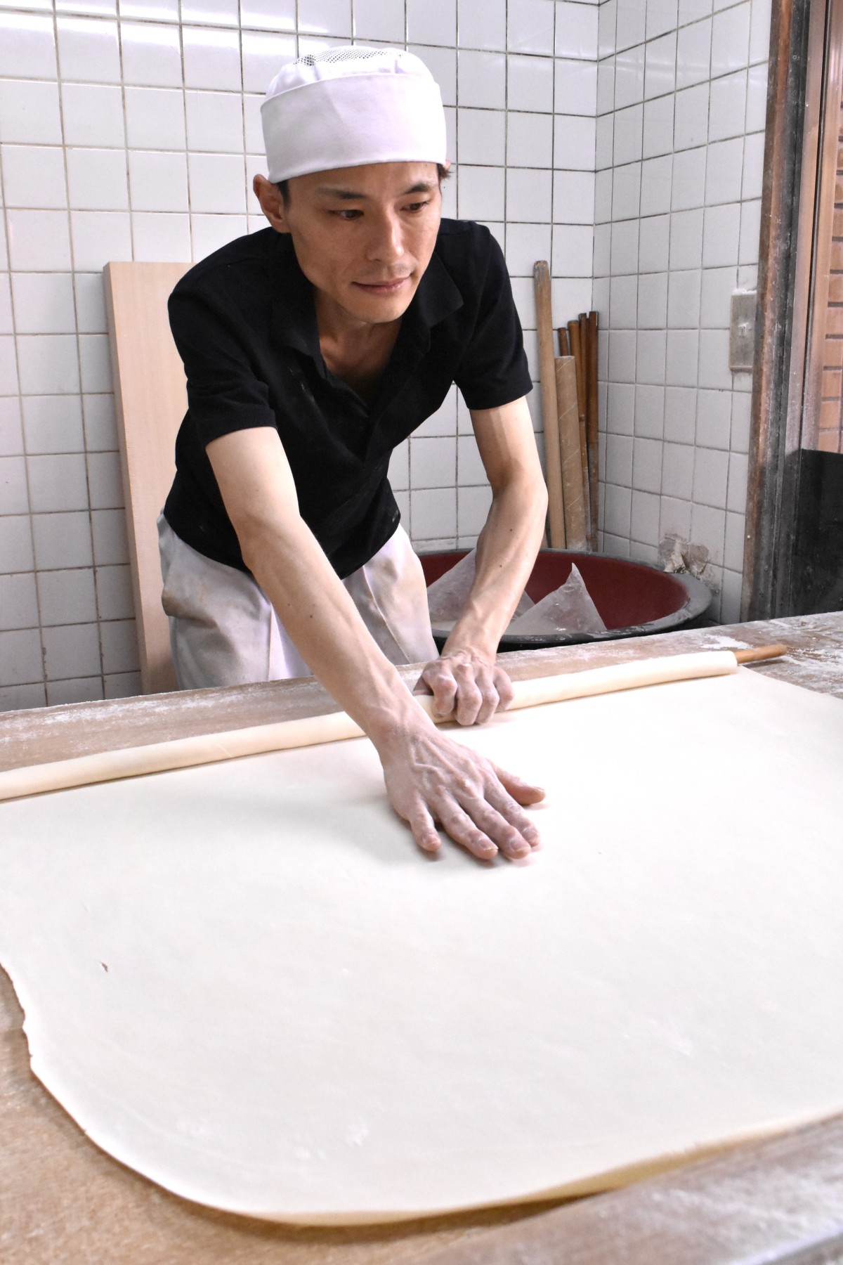 2代目店主の中西健太さんは1989年生まれ。「先代は父のような存在。その姿に憧れ、“あんな風に打てるようになりたい”との思いで技術を磨いてきました」