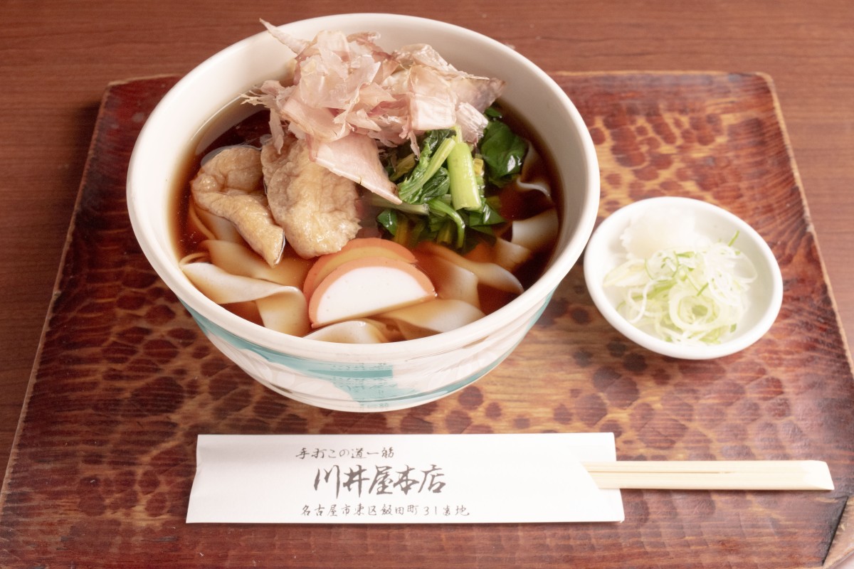 きしめん700円。具は縁の赤い名古屋かまぼこ、油揚げ、ほうれん草、花かつお。これぞ正統派のザ・きしめん