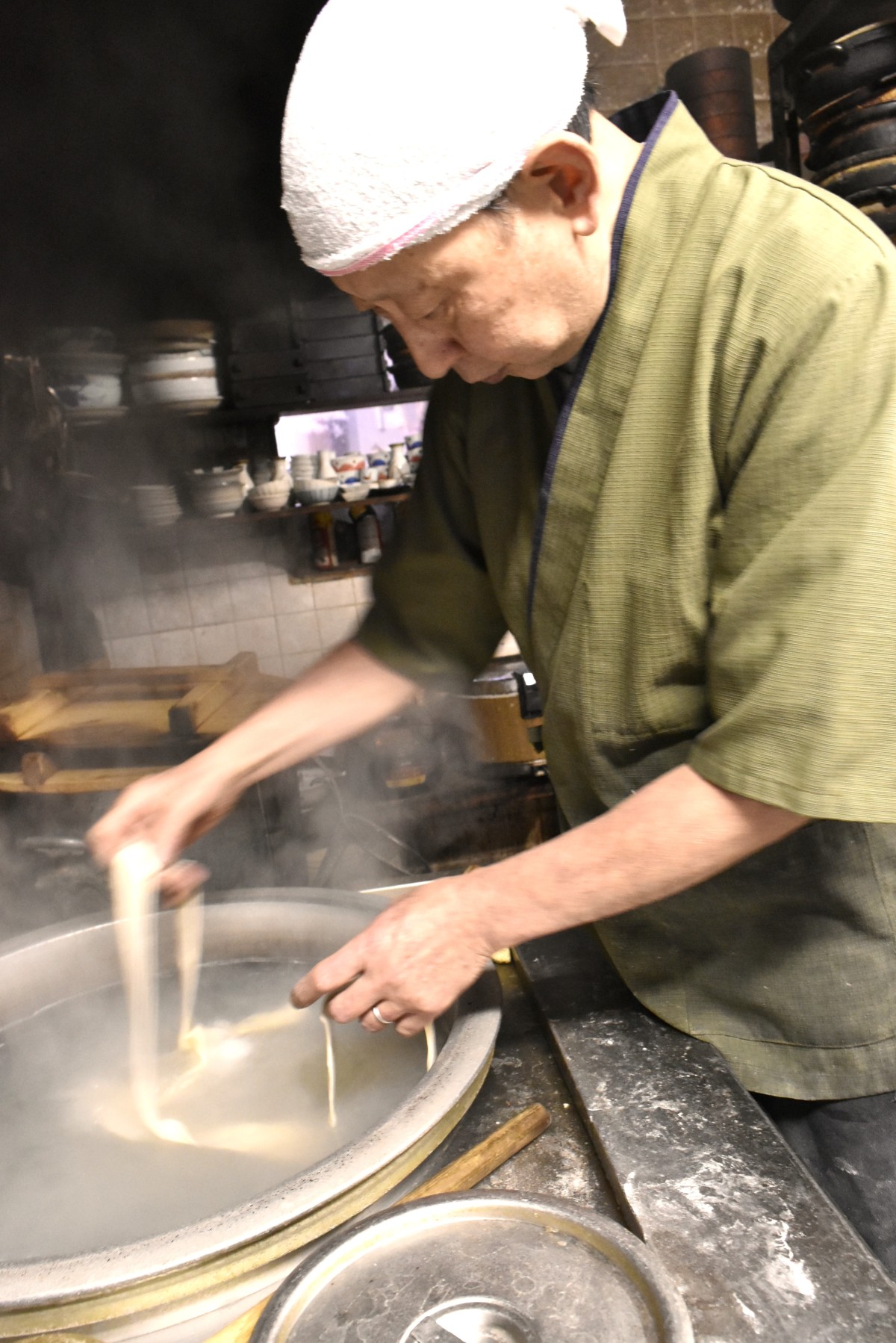 2代目店主の野嶋道雄さん。麺と麺がくっつかないよう丁寧にそっと湯にくぐらせる