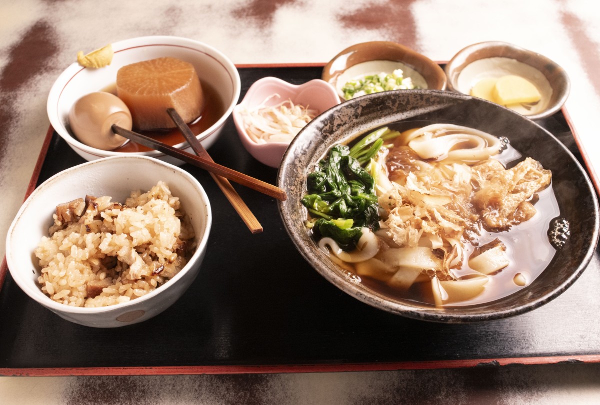 麺類はすべて定食にできる。きしめん定食1050円はおでん、味ごはん、小鉢、漬物がついてお得