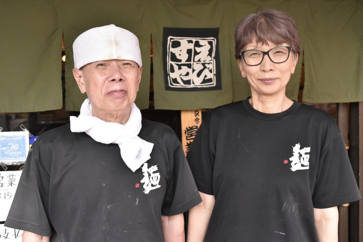 店主の伊藤辰男さんと妻の直子さん。2人とも岐阜県養老町出身。「辰っちゃんがお店を出して1年半後に地元にお見合い相手を探しに来て、みんなが『そんなら直ちゃんや!』っていうから本当にお嫁さんになっちゃった(笑)」と直子さん