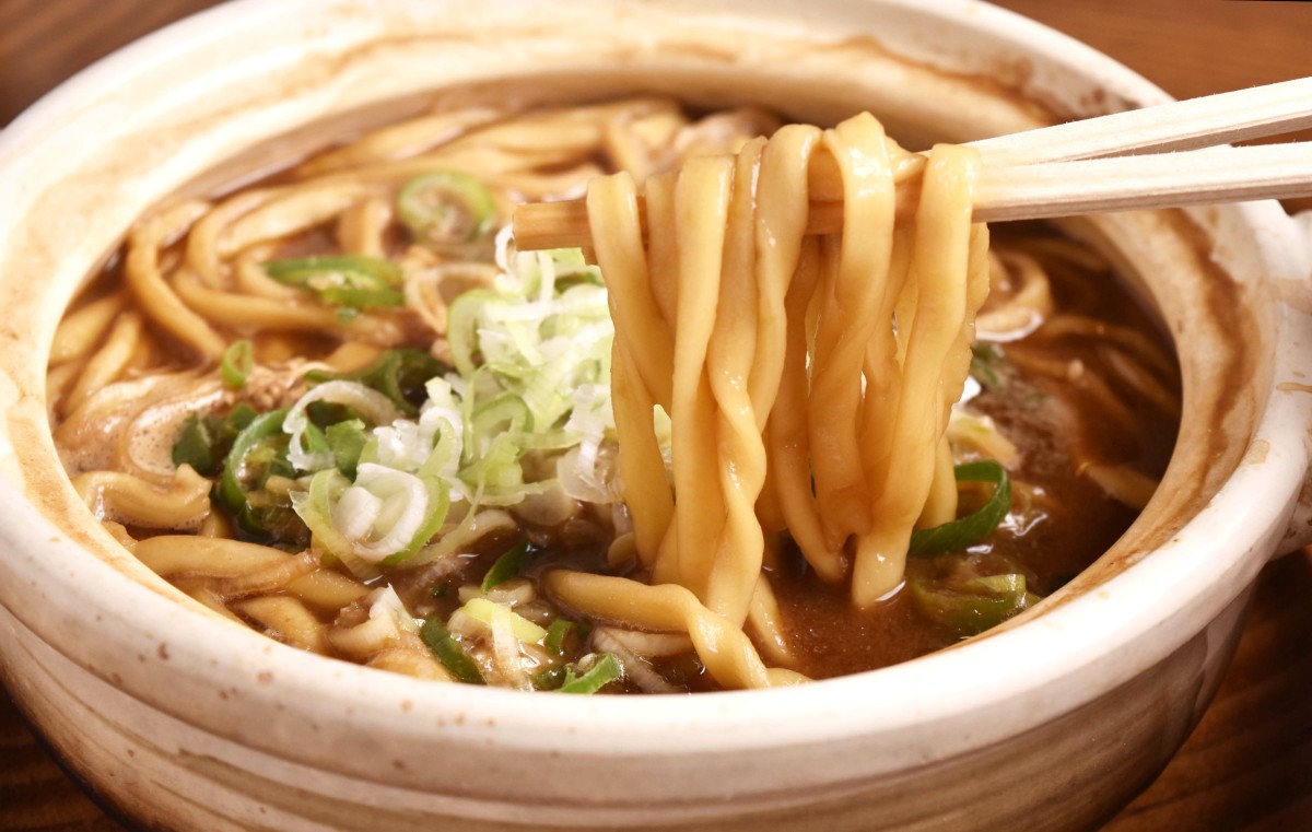 味噌煮込みうどんの麺も細い。こちらも具はネギ主体でシンプルだが、珍しい貝柱も。1200円