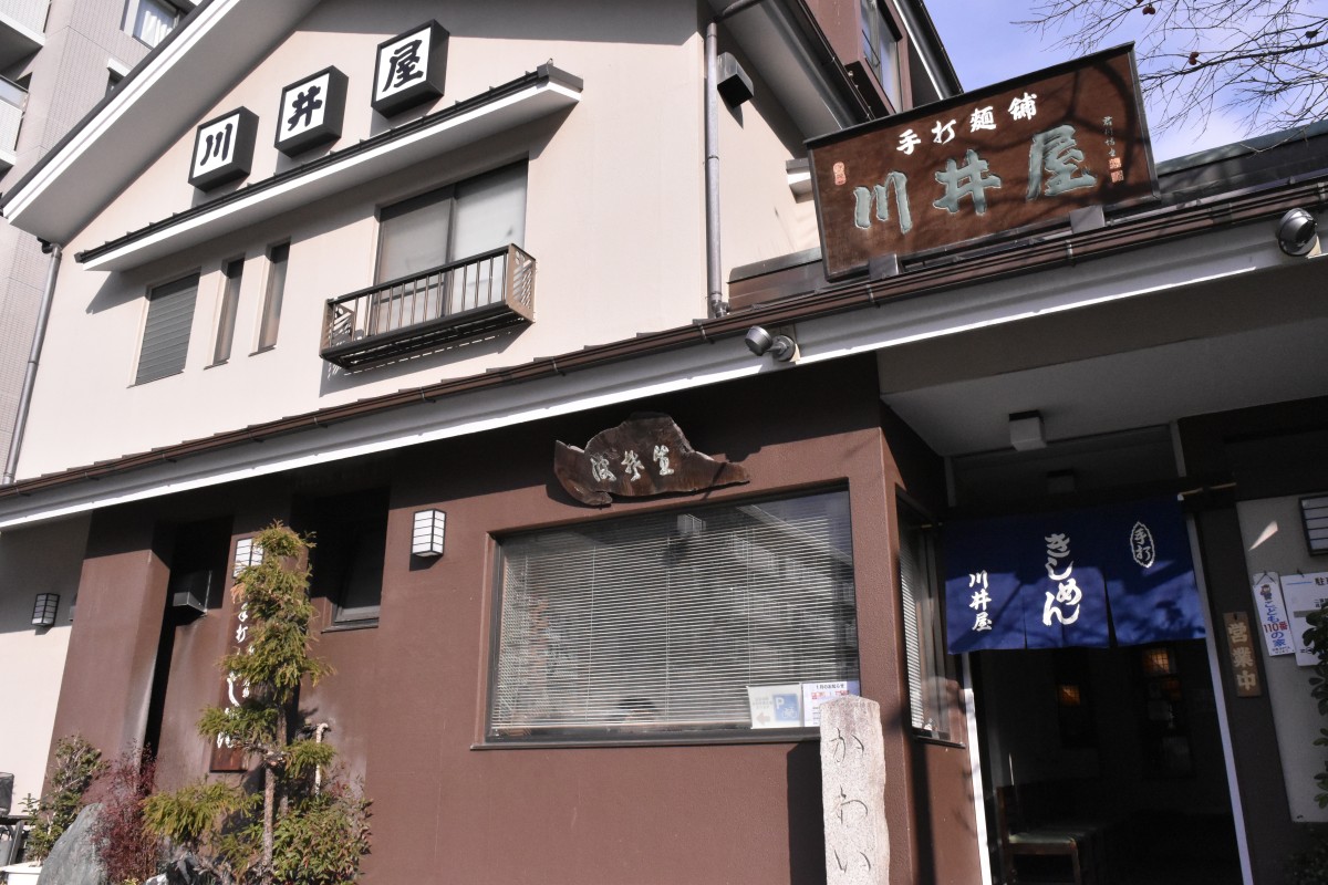 武家屋敷街だった白壁エリアにあり、周囲は散策ルート「文化のみち」として見どころも多い。名古屋駅からは観光ルートバス・メーグルを利用すると便利