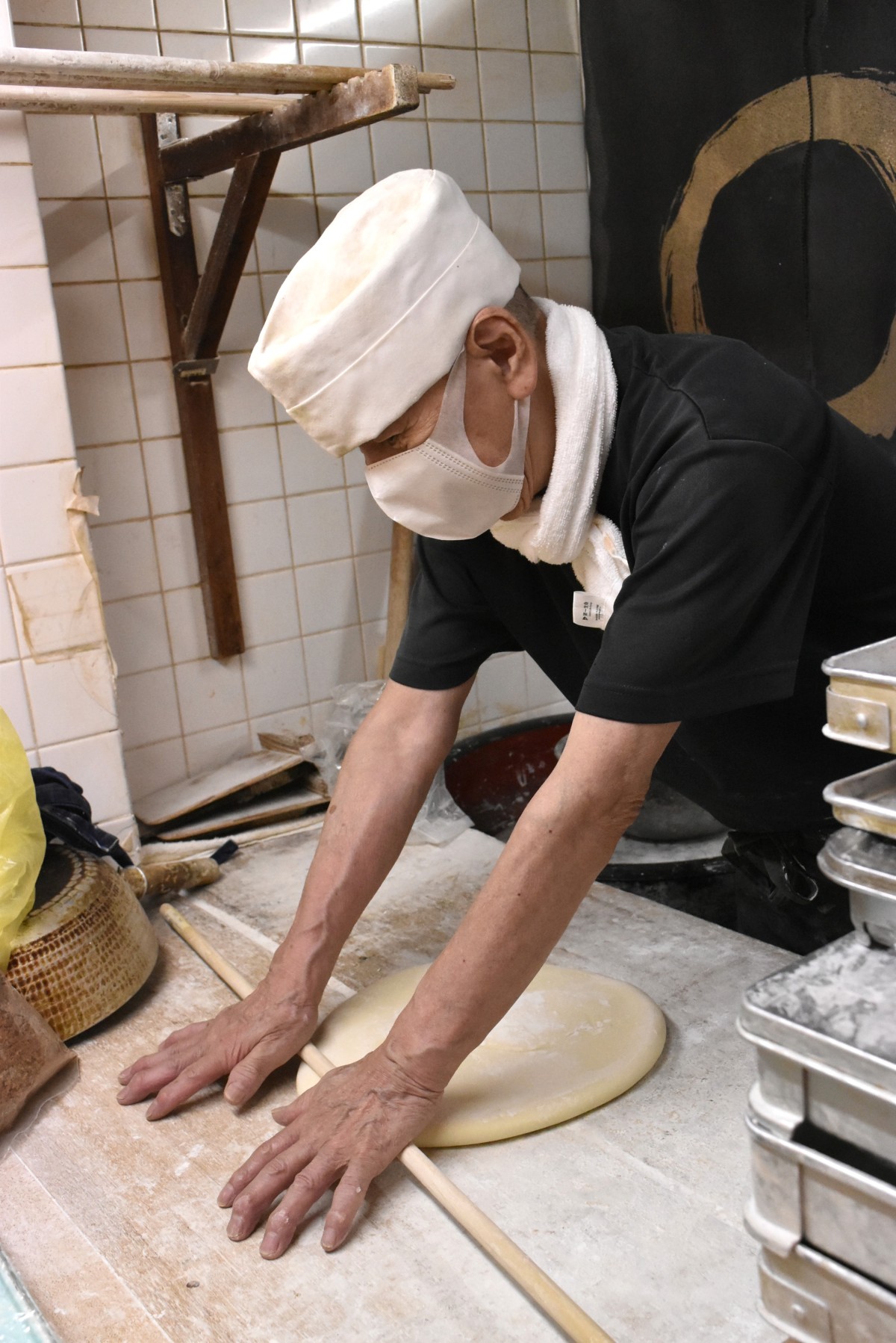 店主の伊藤辰男さんは1952年生まれ。すべて手作業の純手打が「えびすや」グループの基本