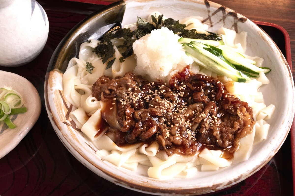 焼き肉おろしころ1400円。麺はきしめん、うどん、そばからお好みで選べる