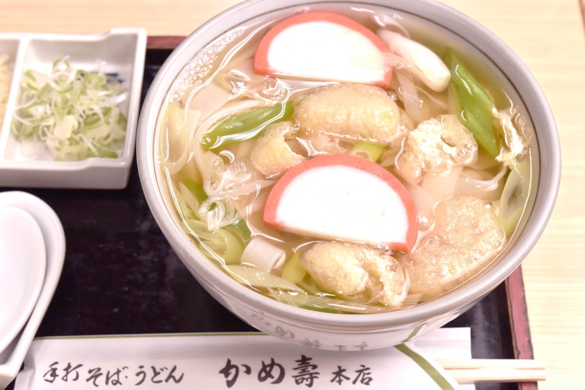 こちらは白つゆの志の田きしめん。透明感があって麺の美しさがより際立つ。900円