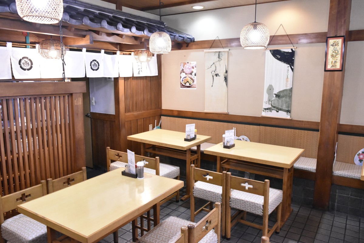 こぢんまりとした昔ながらの麺類食堂