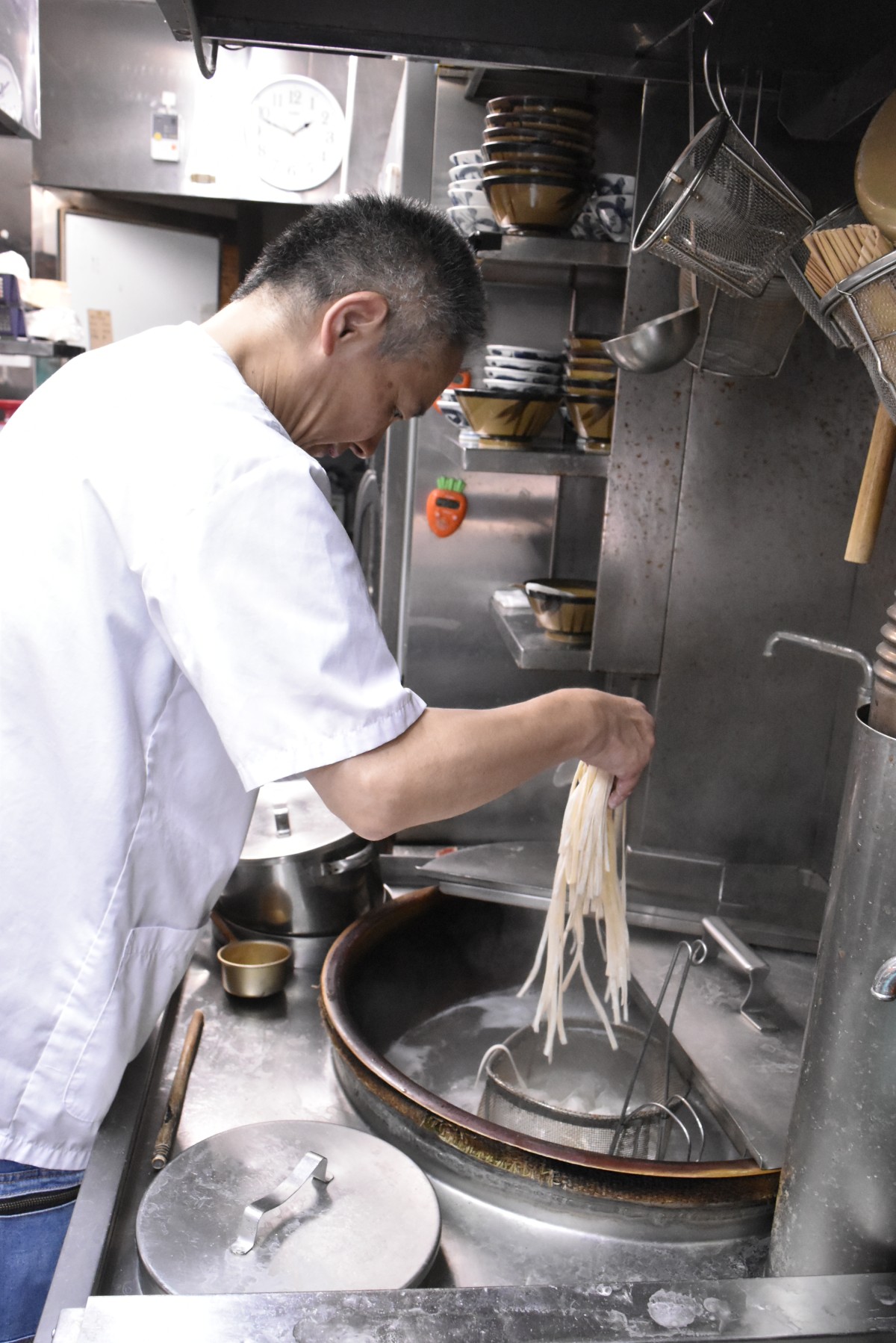 「必ず注文を受けてから麺をゆで、一番おいしいゆでたてを提供するようにしています」と店主の三浦加守男さん