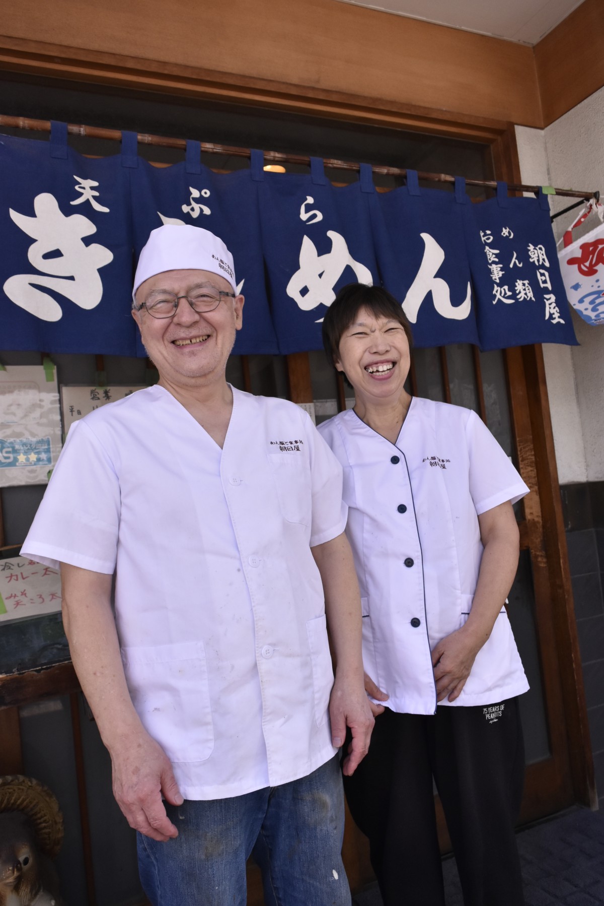 3代目の堀場剛さんと妻の美香さん。「私の声が大きくてキツく聞こえちゃうのか、主人とケンカしてると勘違いされちゃって、それも店の名物みたいになっちゃってるんです(笑)」と美香さん