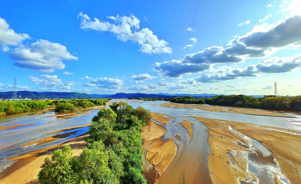 別名「出雲大川(いずものおおかわ)」と呼ばれる島根の第一級河川「斐伊川(ひいかわ)」。ヤマタノオロチ伝説に登場するヤマタノオロチとは斐伊川である、との説も