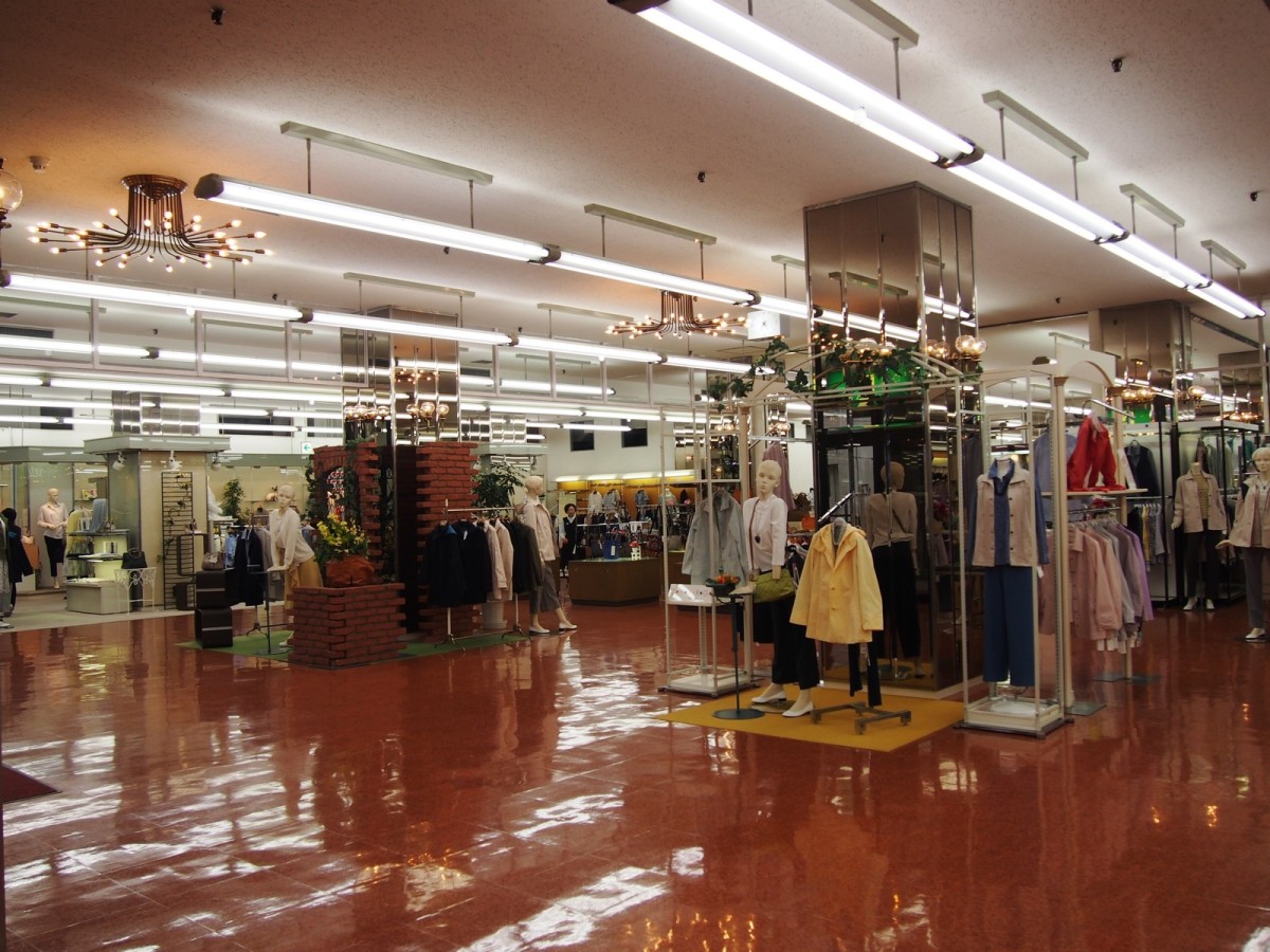 歩くだけで優雅な気分になる店内。