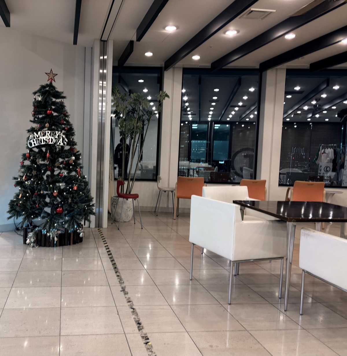 J-WAVEは、いつもより閑散としていた気がする。イブだから？　自分が窓に映り込んでしまったが、気にしないで