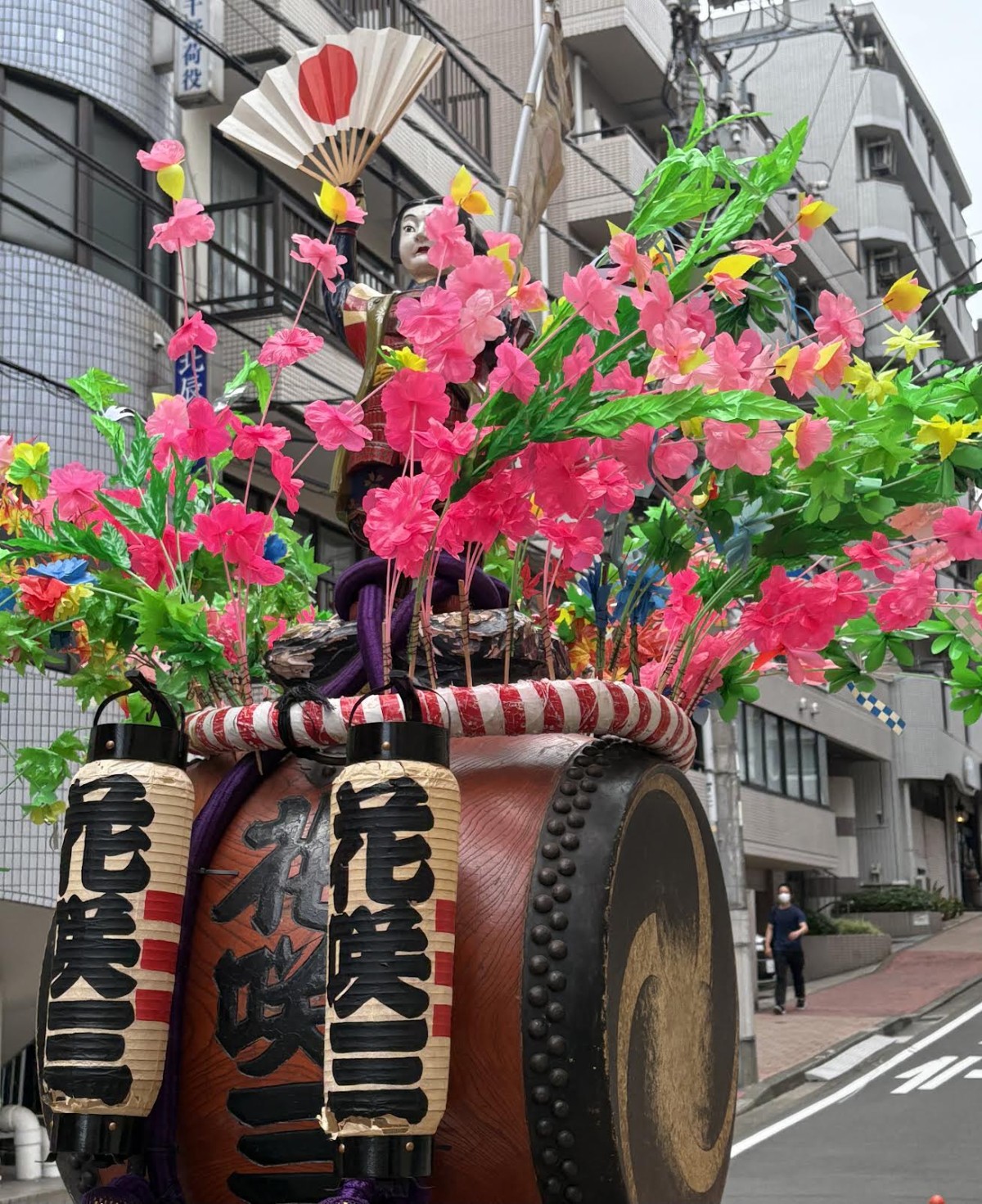 近くにゴリゴリに怖そうな人がいて、盗撮のように撮った山車。