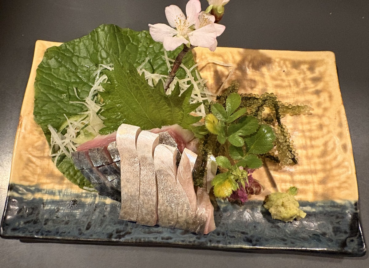 絶品しめさば。桜を添えてくれた。