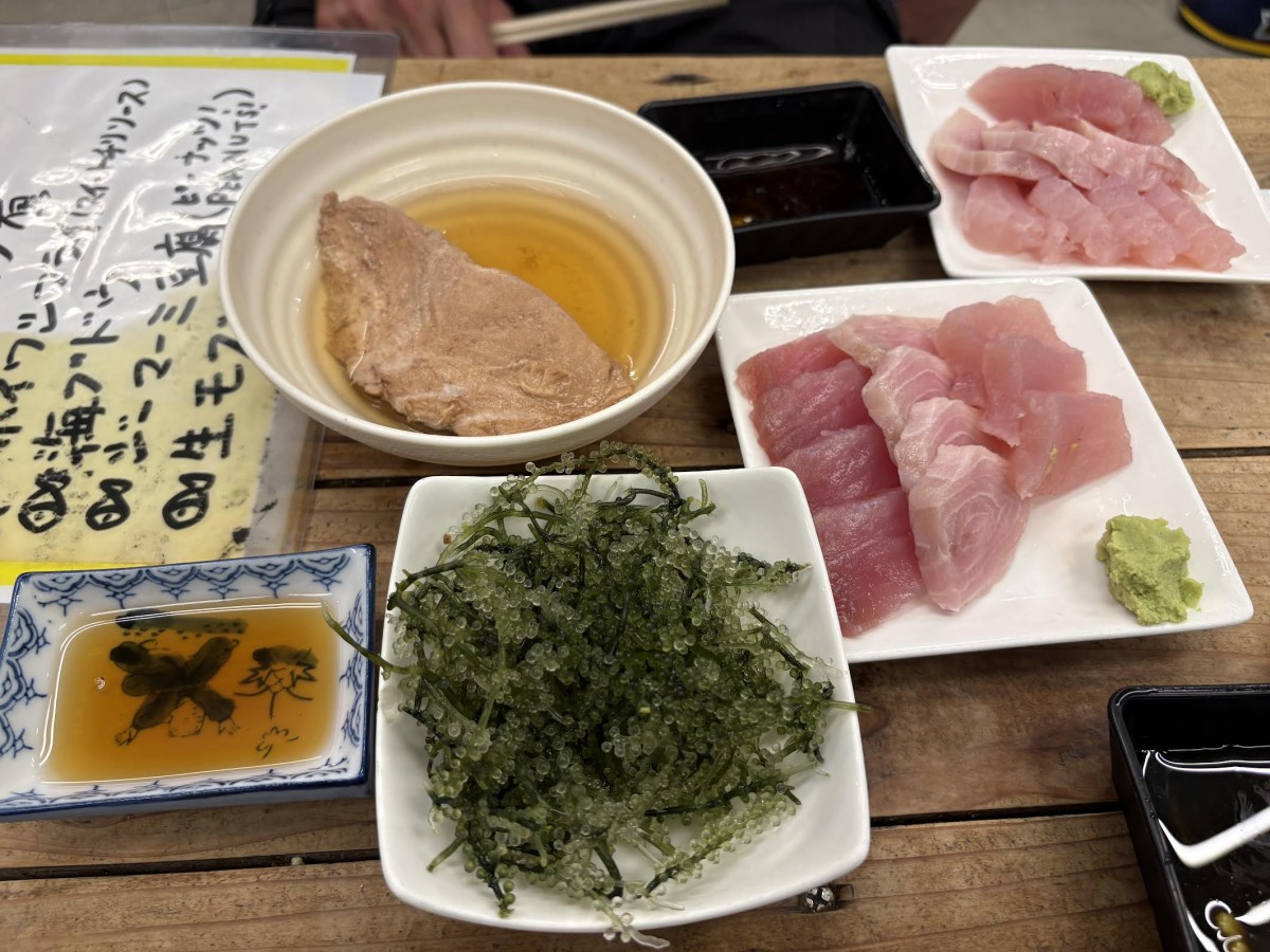 自分が海ぶどうに刺身、兵庫さんがあら煮付けと刺身。これに三杯づつ飲んで千円。