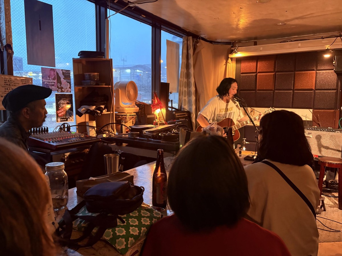 窓ガラスに雨が激しく当たり、ときどき雷がピカッと光る。忘れがたいライブ。