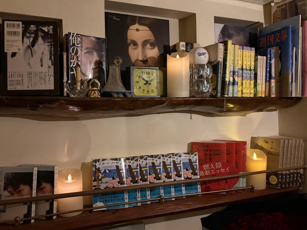 Bar『出窓』の棚にはブルーハワイほかズラリ。ありがたい