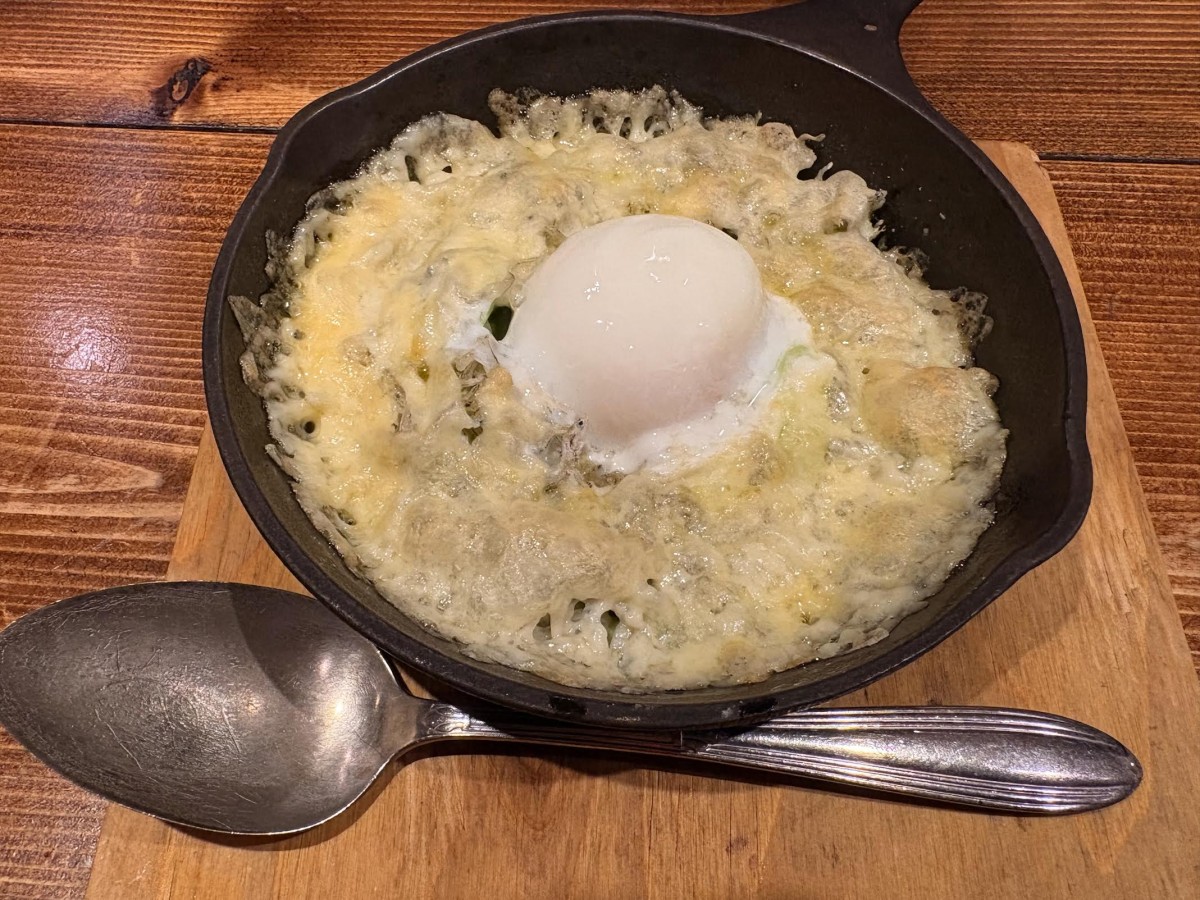じゃこのチーズ焼きを、お店の人がサービスしてくれた。マズいわけがない。痩せるわけもない。
