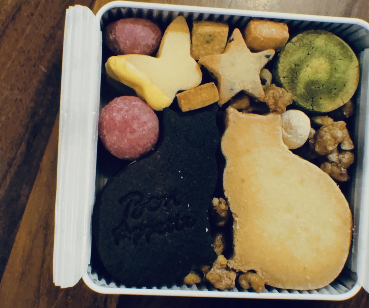 J-WAVEの前のプロデューサーさんにいただいたクッキー缶。
