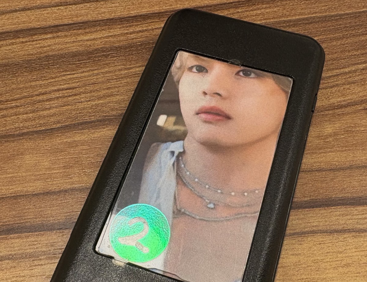 仕事場近くの韓国料理屋さんの、料理が出来たらブルブル鳴って知らせてくれるやつ。色々な韓国アイドルの写真が貼られている