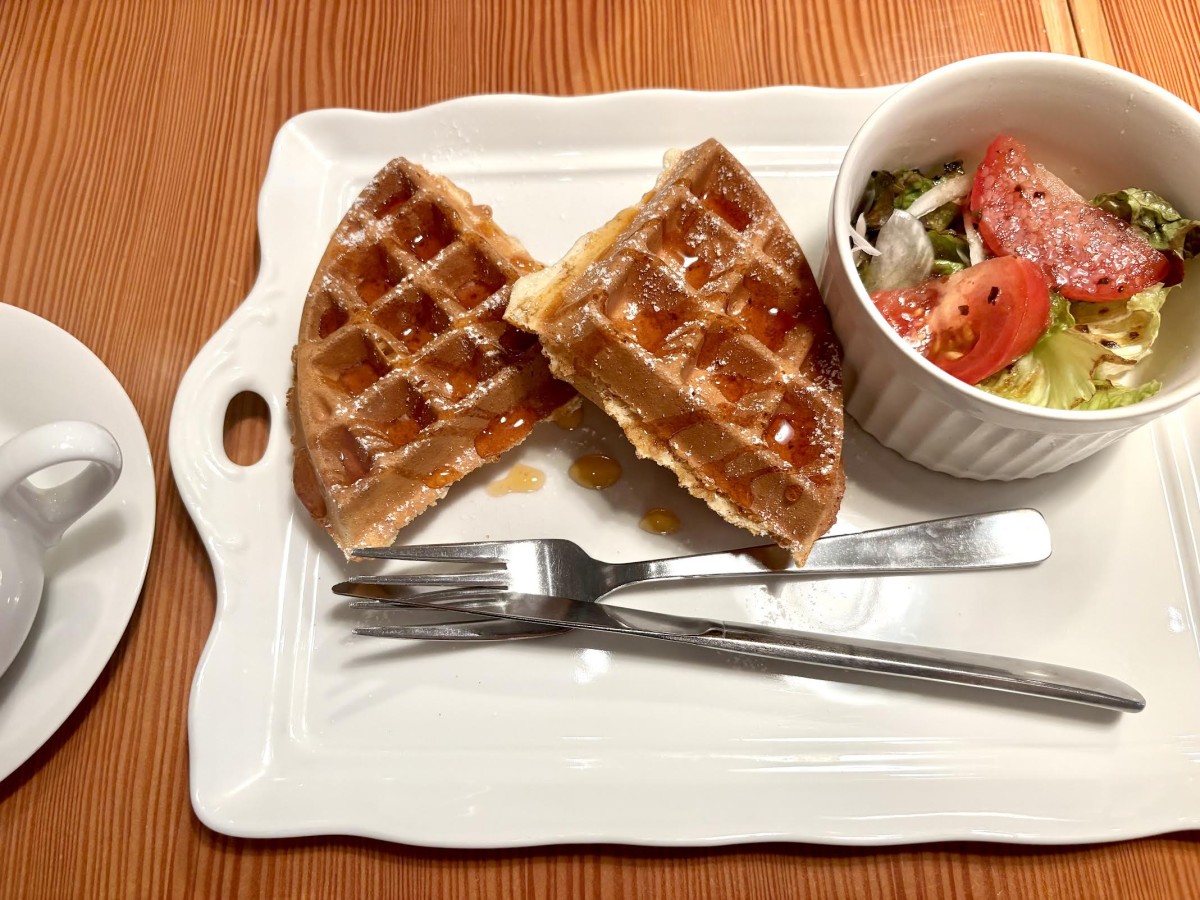 ワッフルセットは、ミニサラダと飲み物付きで700円。