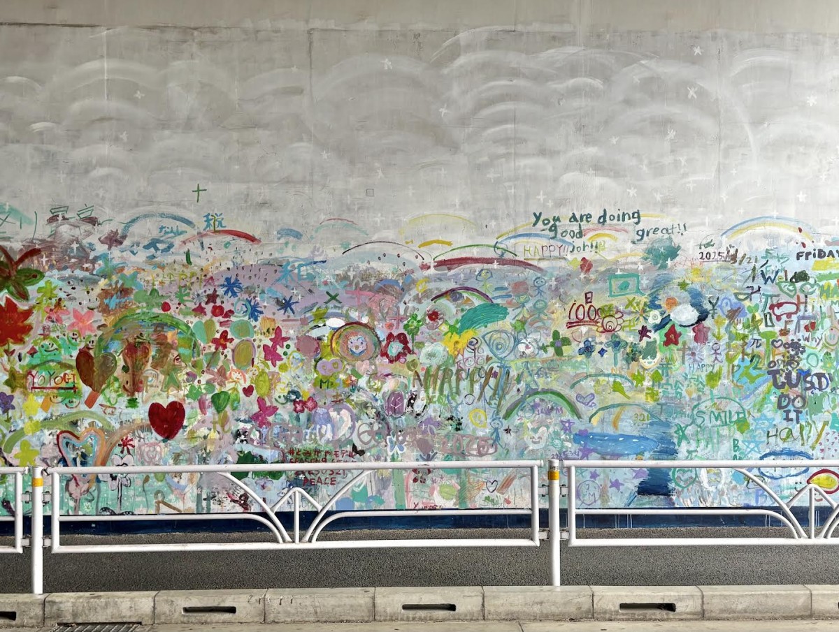 代々木八幡の踏切近くの落書き、かわいい。