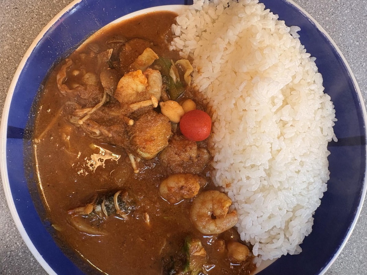 えび野菜カレーの10倍と豆サラダ。いい加減、次は違うものを食べようと思う。