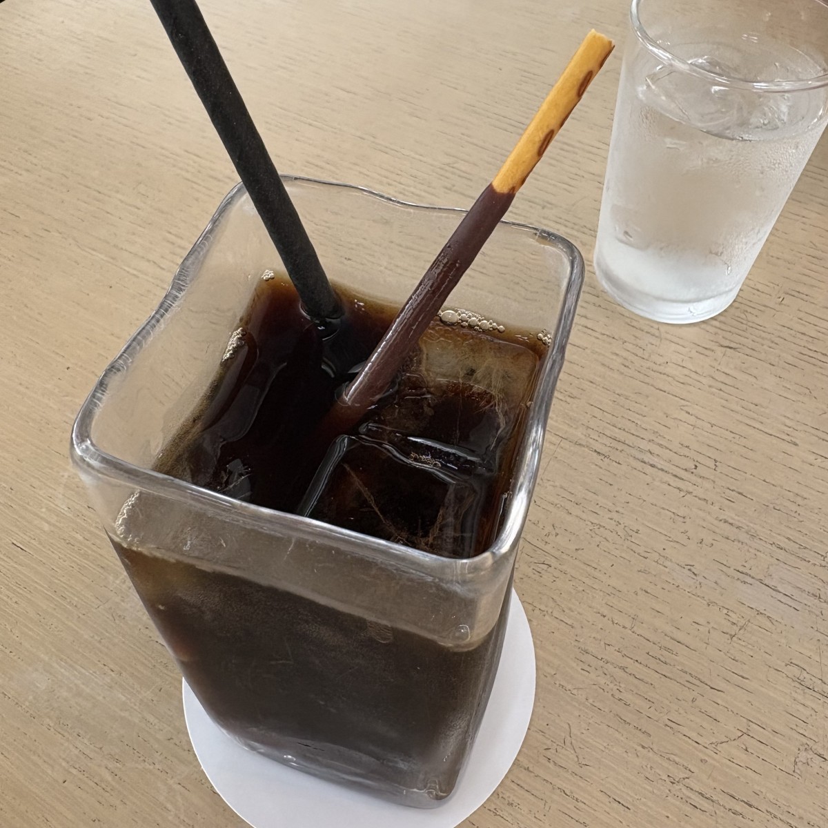 アイスコーヒーにポッキーが一本、インしてた。令和に『ポッキーオンザロック』復活