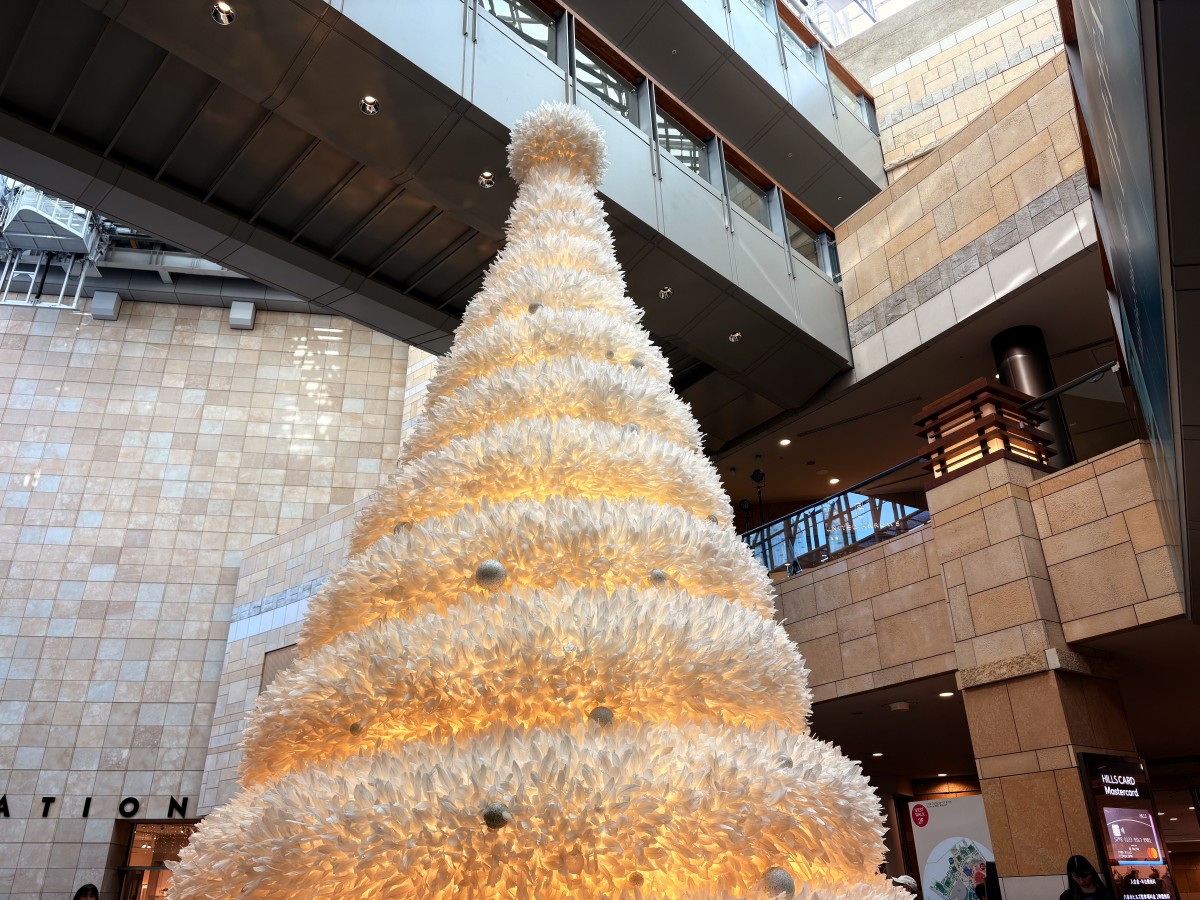 収録の帰り、六本木ヒルズを散歩していたら、モフモフのクリスマスツリーがあった。