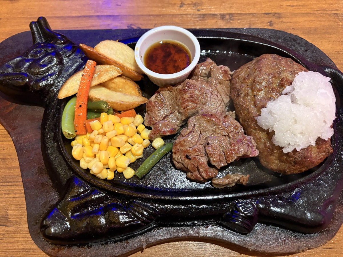 ステーキハウス88 は深夜二時までやっていた。
