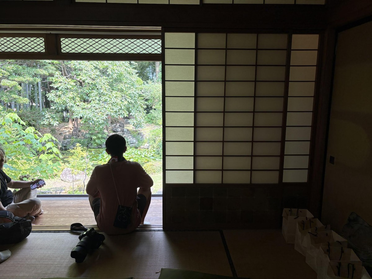 遠くでずっと鳥の声が聞こえていた。風が気持ちいい庭。