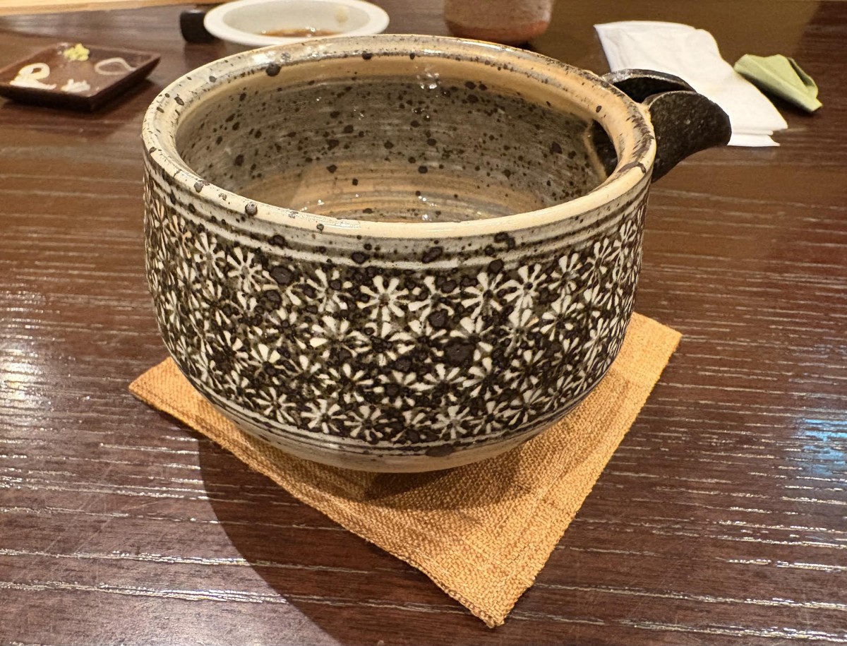 唐津焼の器に入った日本酒(水のように飲めてしまって危険