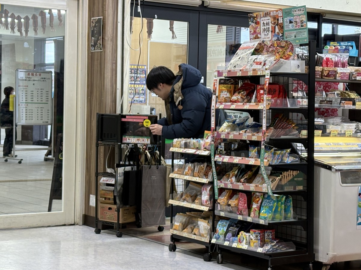 パンを温めている大橋さん