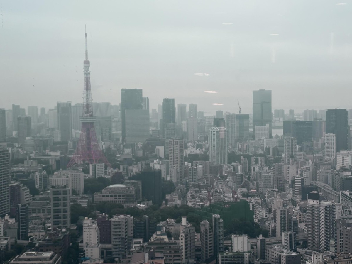 六本木ヒルズ33F。東京は今日もガスっている。