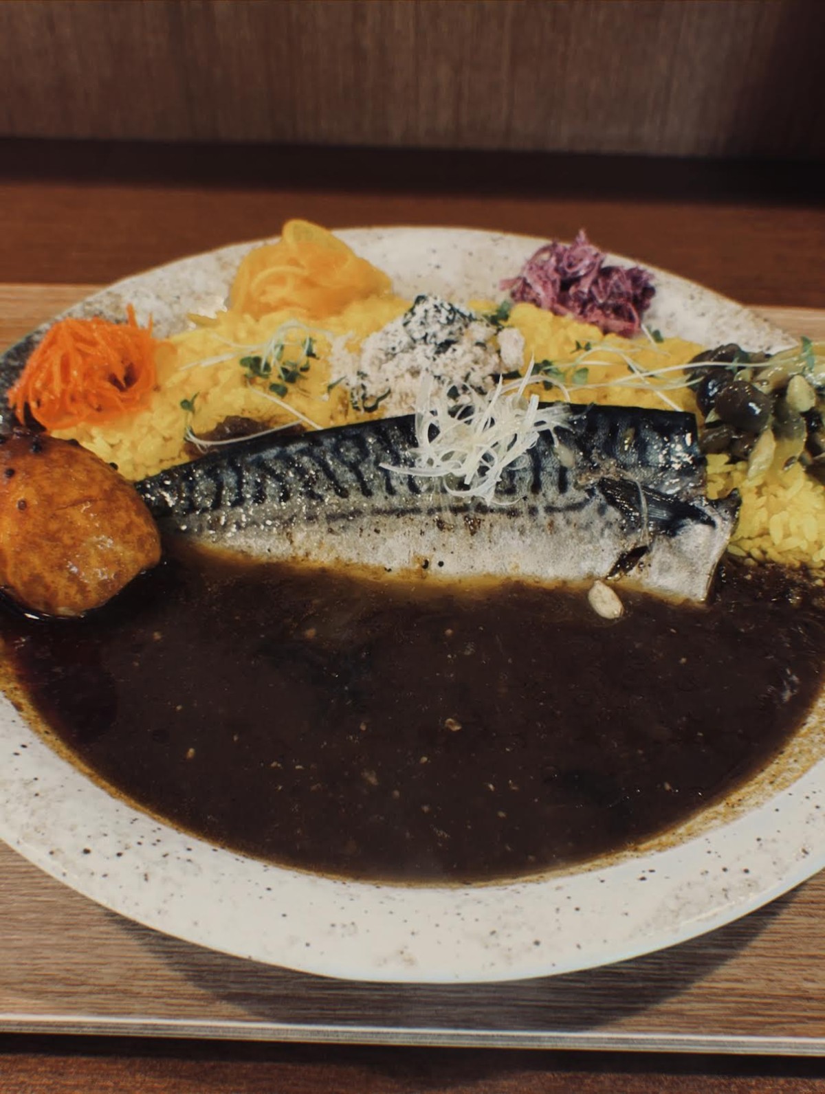 写真左に見える、アチャールたまご（スパイスに漬けたたまご）も最高。サバが苦手な人は、日替わりカレーがいいかも！