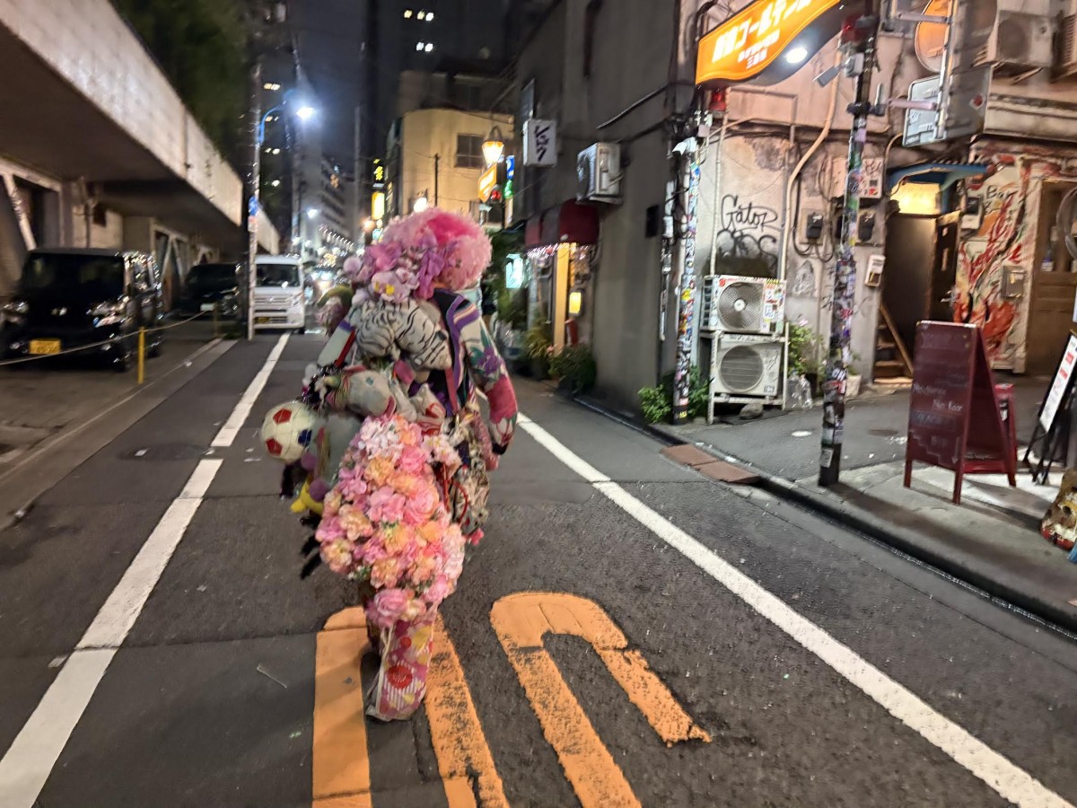 今宵も派手派手なタイガーマスクのおじさん。