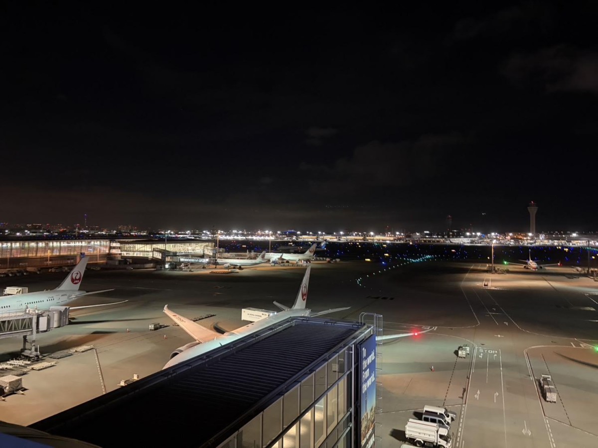 山内さんから送られてきた、昨夜の羽田空港の写真。
