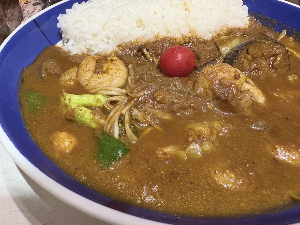 エビ野菜カレーの辛さ10倍、豆サラダ付き。