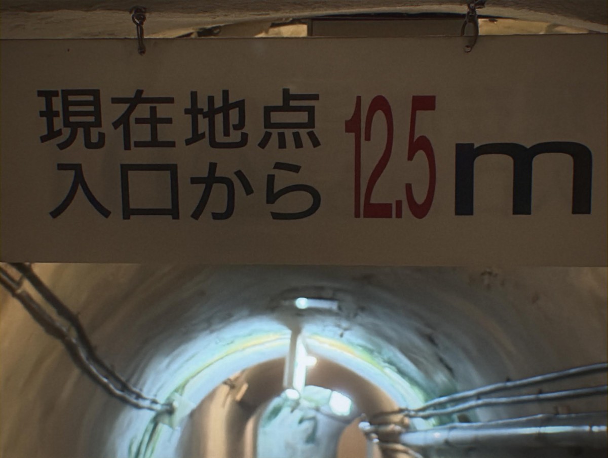 人力だけで掘っていったとは考えられないくらい深い。
