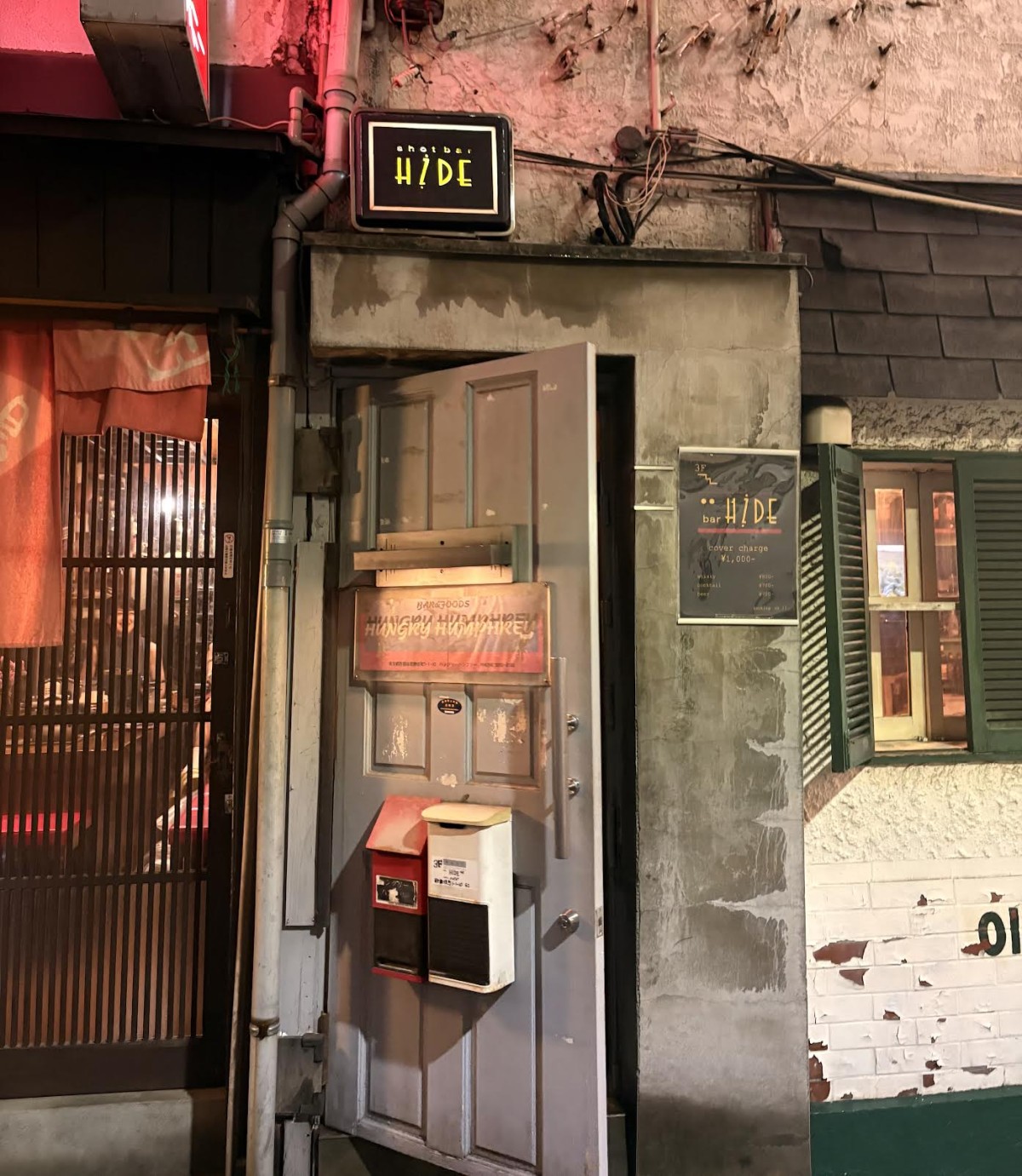 この扉から三階まで階段で上がる。実は気さくなマスターの、実は居心地がいいBAR。