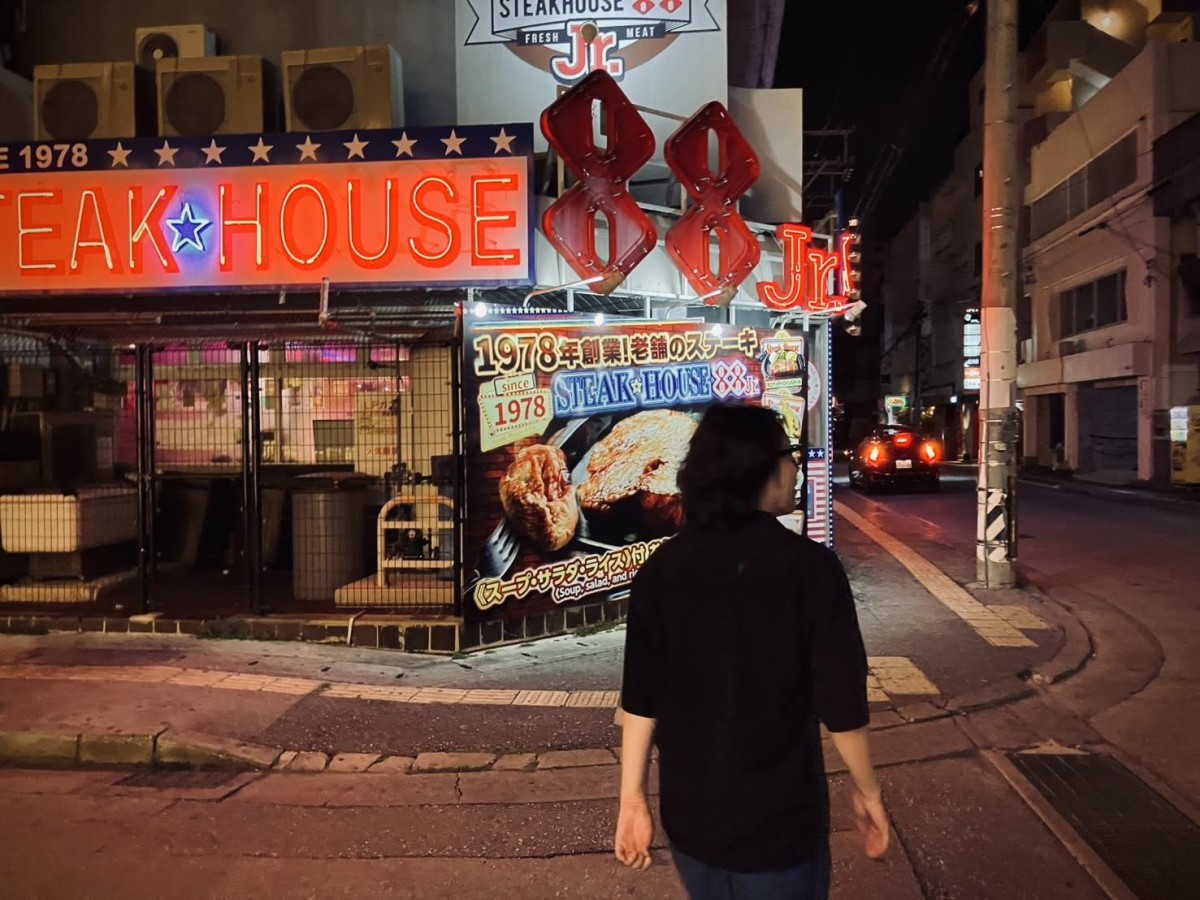ステーキ屋があって喜んでいる自分を、兵庫さんが撮影。デブまっしぐら