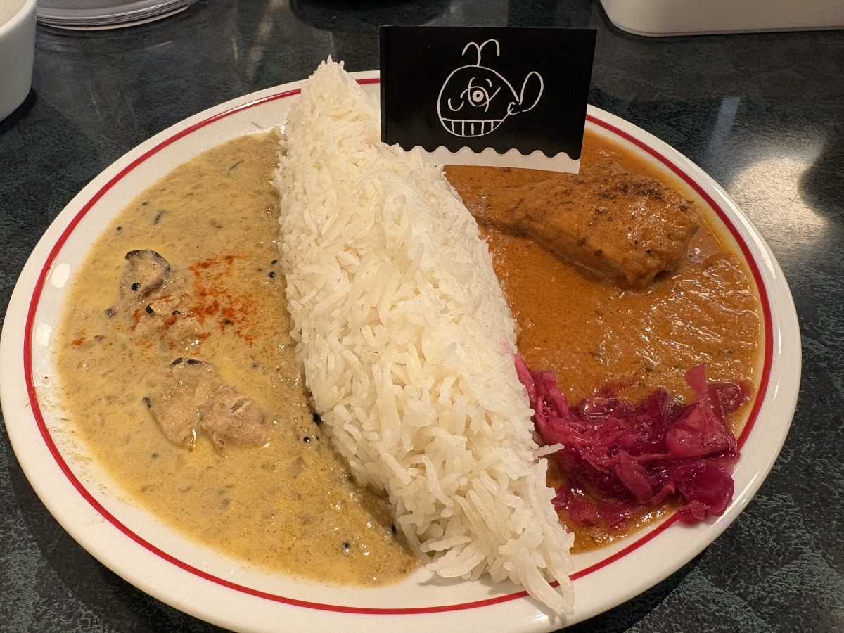 カレーには、大橋さんのイラストのくじらが描かれた旗が付きます！