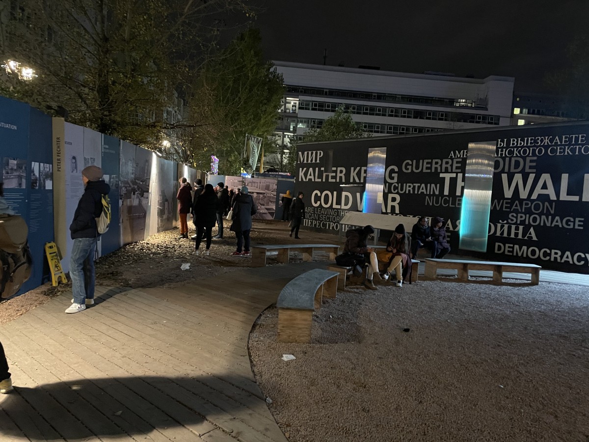 チェックポイントチャーリーの隣にある、そこで起こった出来事を辿る展示